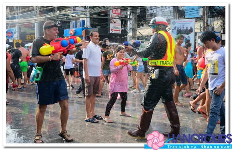 Ban-nuoc-trong-le-hoi-Songkran-Festival-2016-o-Thai-Lan