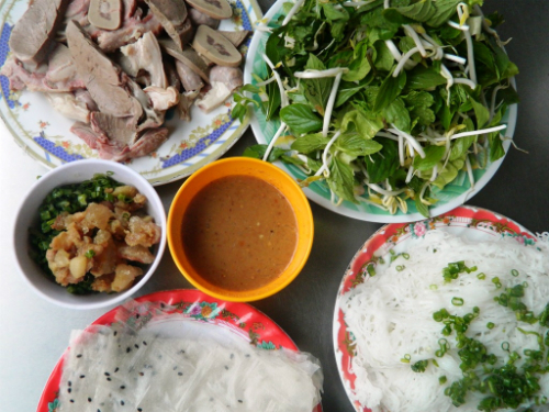 kinh-nghiem-du-lich-phu-yen-banh-hoi-long-heo