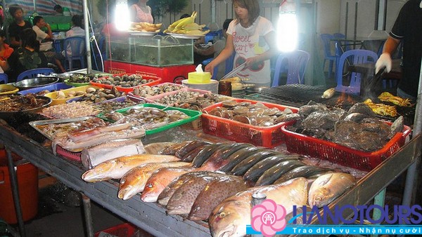 Thưởng thức hải sản tươi ngon tại chợ đêm Dinh Cậu