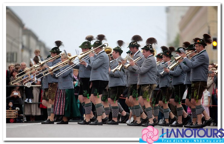 Dieu-hanh-trong-le-hoi-Munich-Oktoberfest-o-Đuc