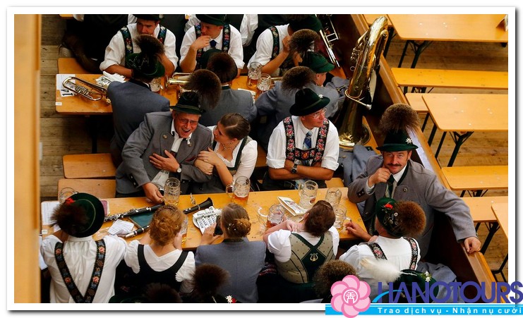 Nguoi-dan-uống-bia-trong-le-hoi-Munich-Oktoberfest-o-Đuc
