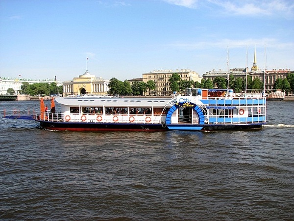 Du thuyền trên sông Neva