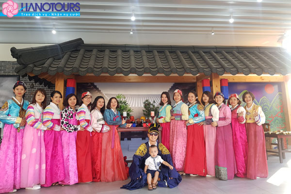 Mặc Hanbok chụp ảnh tại trung tâm làm kim chi