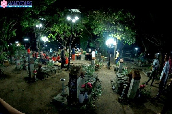Nghĩa trang Hàng Dương vào ban đêm