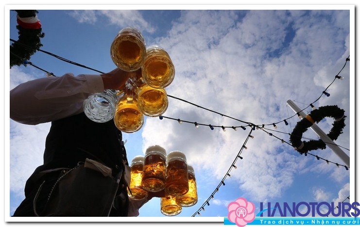 Nguoi-mang-bia-trong-le-hoi-Munich-Oktoberfest-o-Đuc