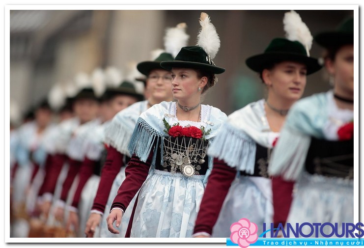 Nguoi-tre-trong-le-hoi-Munich-Oktoberfest-o-Đuc