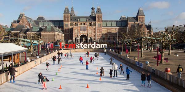 Quảng trường Dam Square – nằm tọa lạc tại trung tâm sầm uất Amsterdam nơi quy tụ những công trình kiến trúc quan trọng