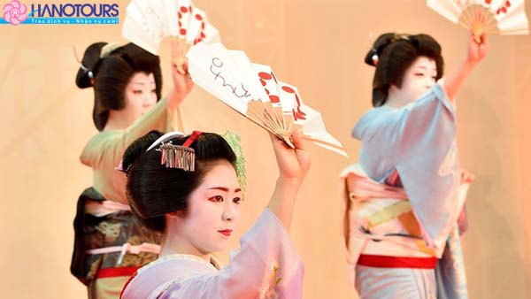 Xem show biểu diễn Kimono ở trung tâm tơ sợi Nishijin