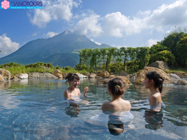 Tắm suối nước nóng Nhật Bản truyền thống