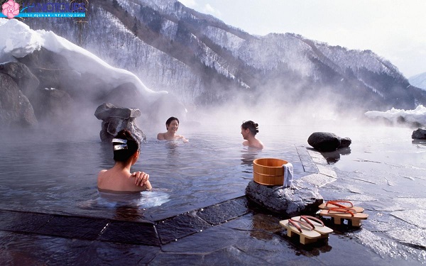 Tắm thư giãn tại suối nước nóng tại Nhật Bản