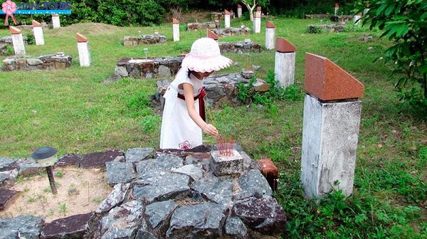 Thắp hương tại nghĩa trang Hàng Dương