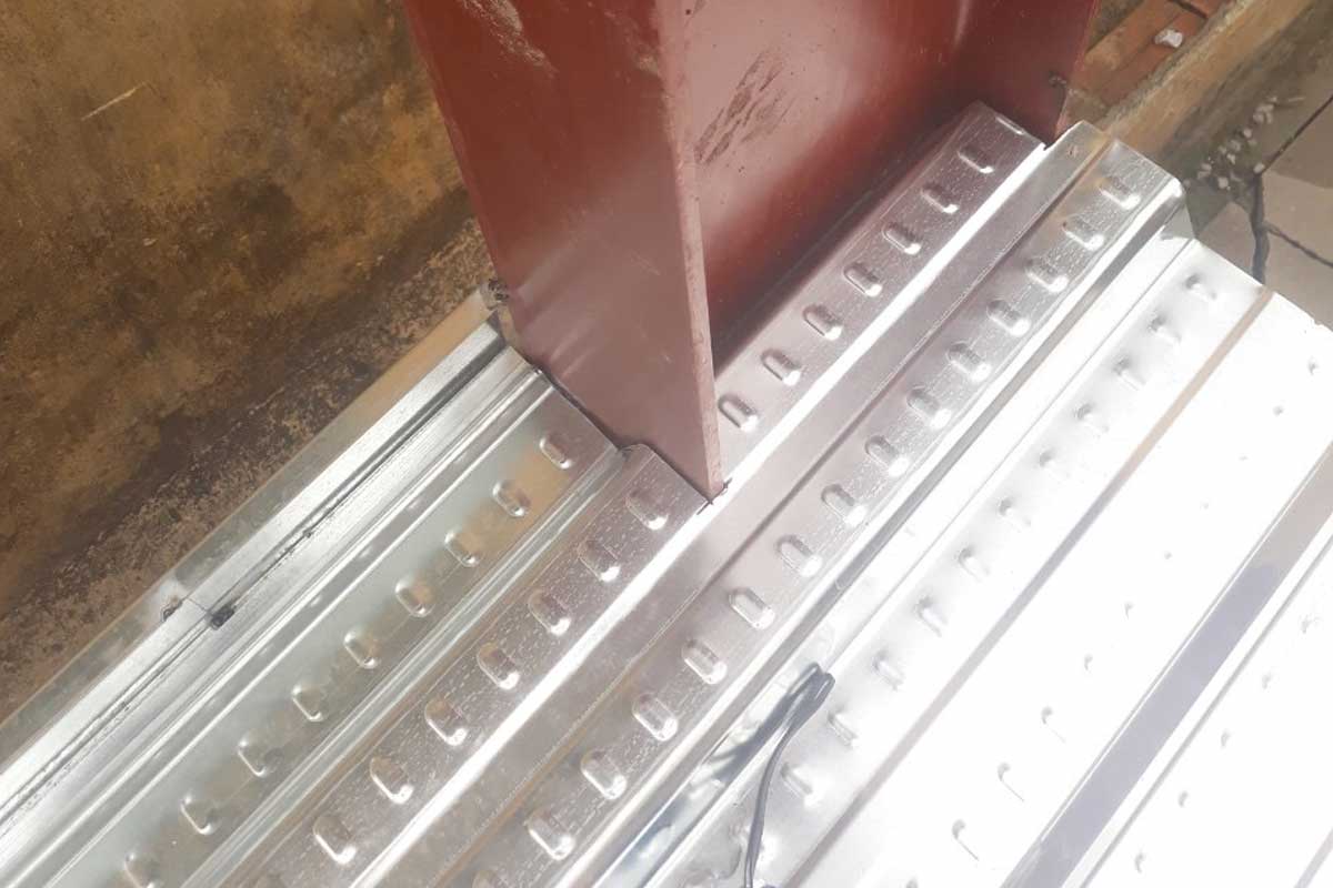 Cắt sàn deck Trường Lộc khu vực bo cột