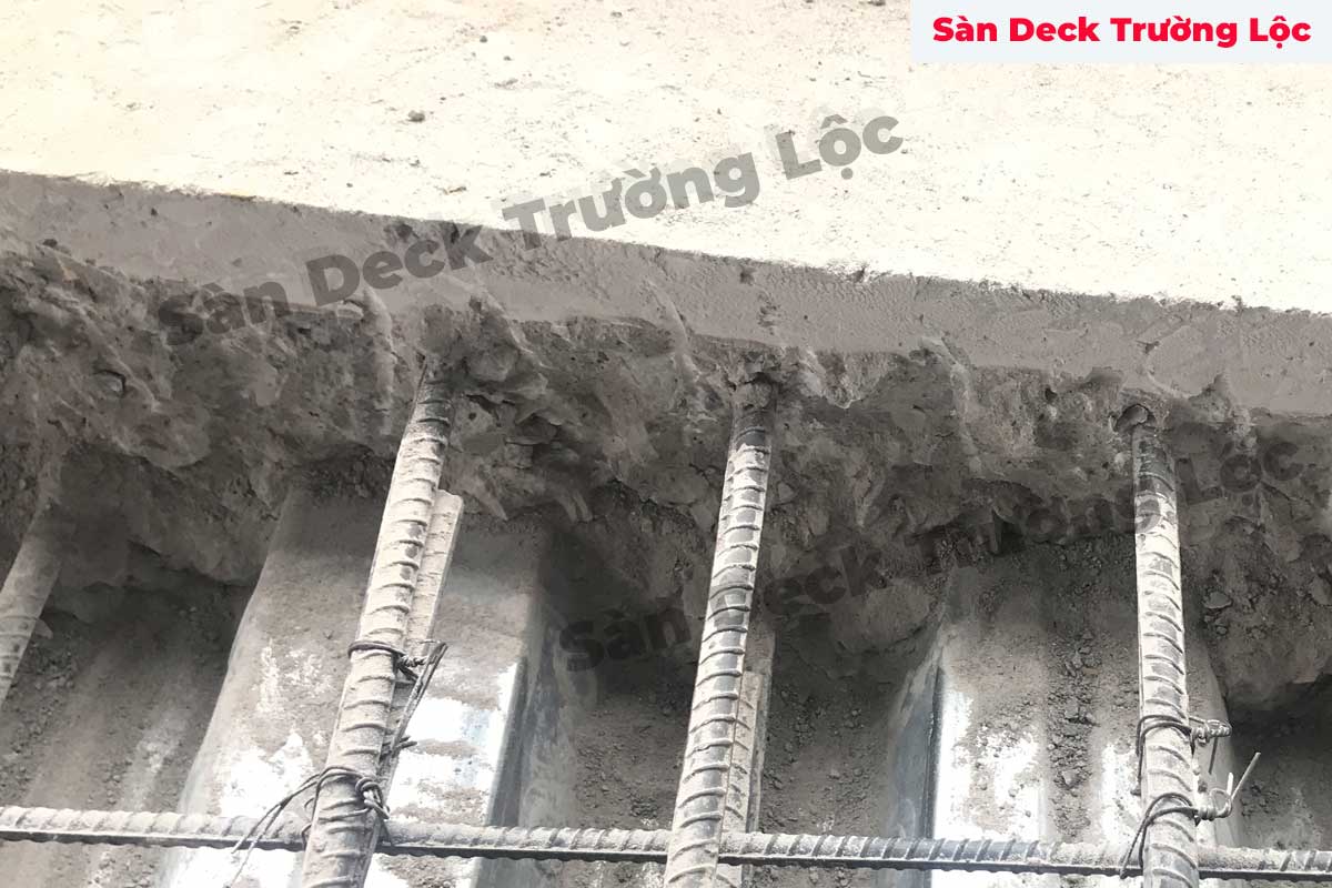 Đổ bê tông sau khi hoàn thiện thi công sàn deck Trường Lộc