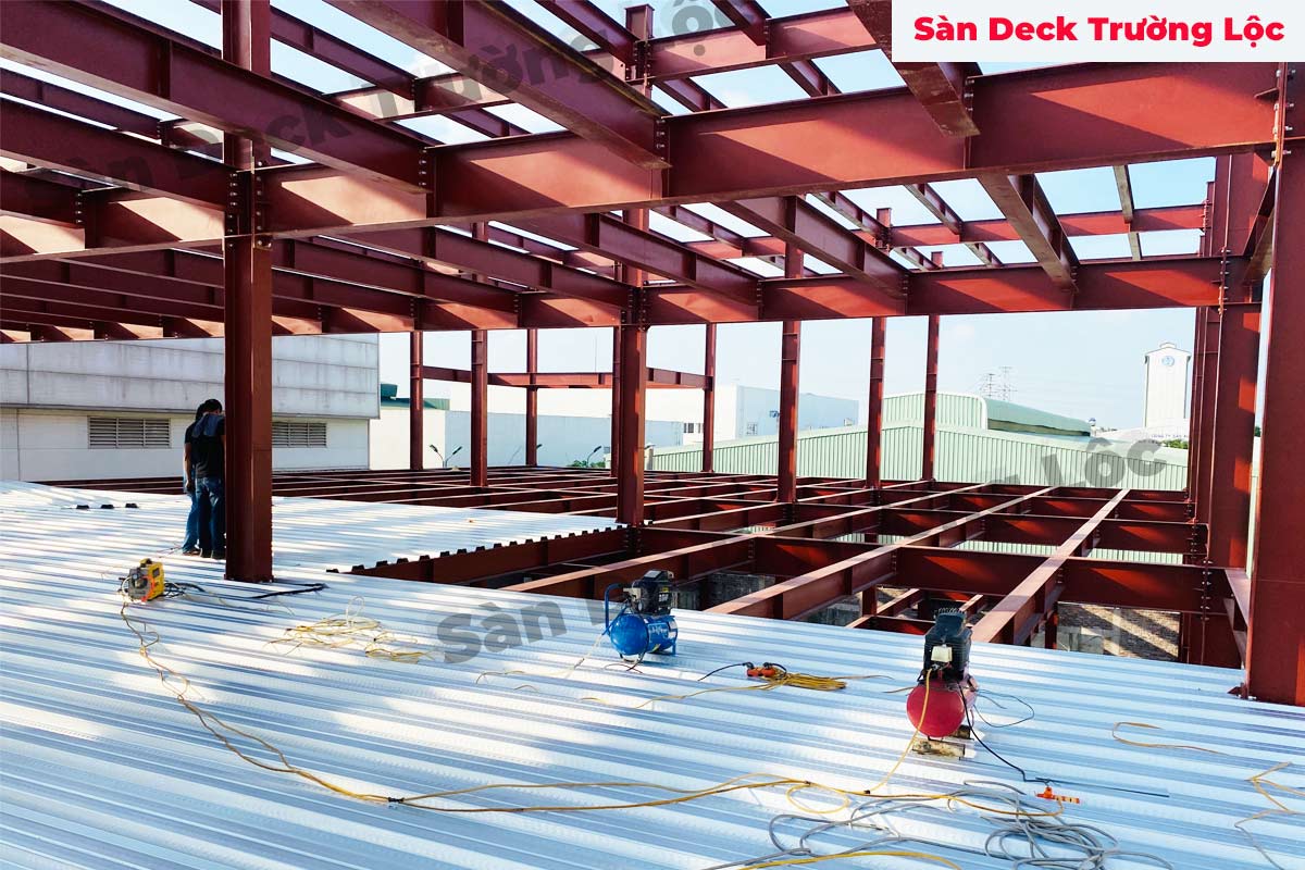 cung cấp, thi công, lắp đặt sàn deck tại nhà máy Mobase Việt Nam