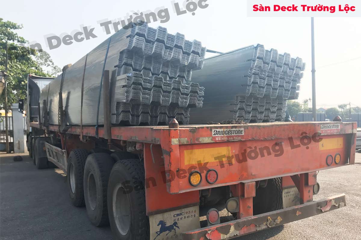 Sàn deck được đưa lên xe chuẩn bị đến công trình