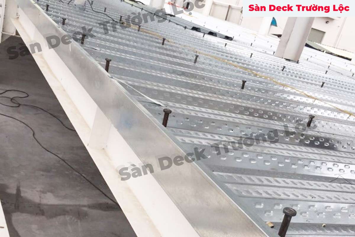 công đoạn lắp ke bo diểm sàn deck và bắn đinh hàn chống cắt sàn deck