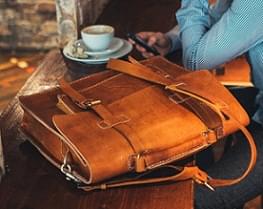 Cách xử lý nấm mốc trên cặp xách da nam