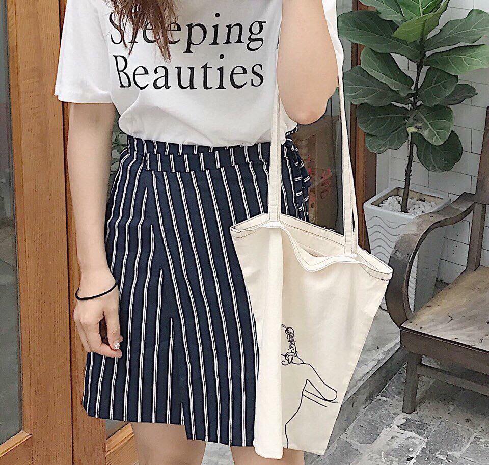 Set váy kẻ sọc + áo in chữ