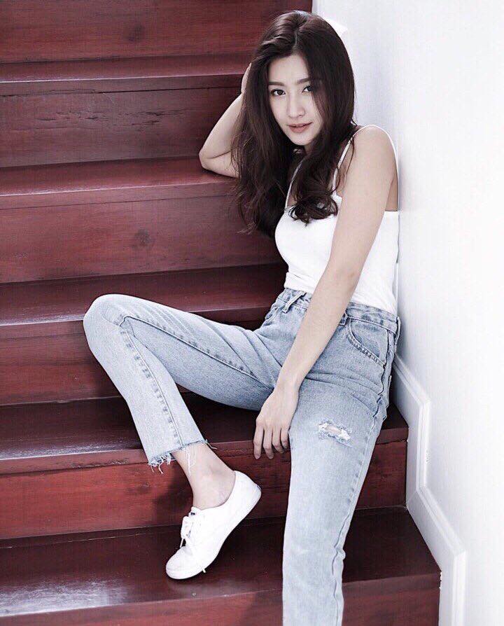 Baggy jean trơn rách 1 bên gối. Màu jean nhạt như hình