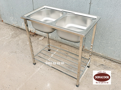 CHẬU INOX 2 HỐ, CÓ CHÂN, SÀN ĐỂ ĐỒ