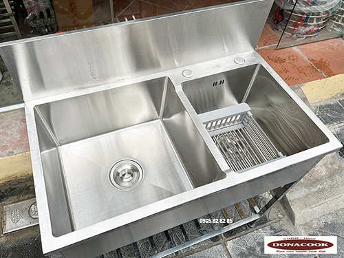 chậu inox 2 hố lệch có chân và tấm chắn