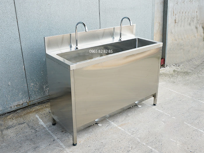 TỦ CHẬU RỬA INOX CÓ VÒI ĐẠP CHÂN