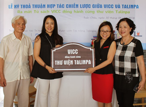 Giáo sư Ngô Huy Cẩn (trái) và Phó Giáo sư - Tiến sĩ Trần Lưu Vân Hiền (phải) - cha mẹ của Giáo sư Ngô Bảo Châu nhận sách từ VICC.