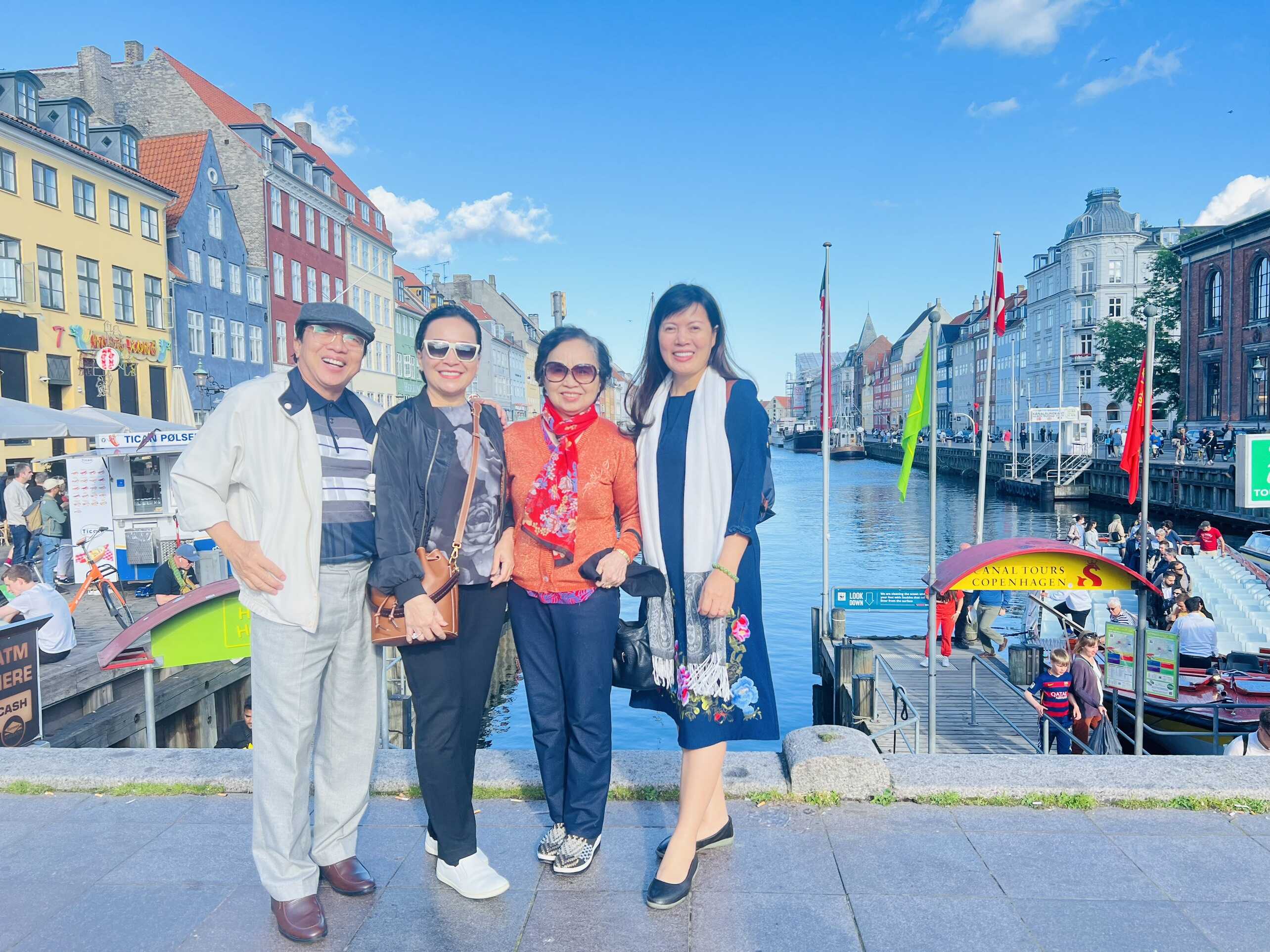 Du khách Pattours chụp hình tại bến tàu kênh đào Nyhavn