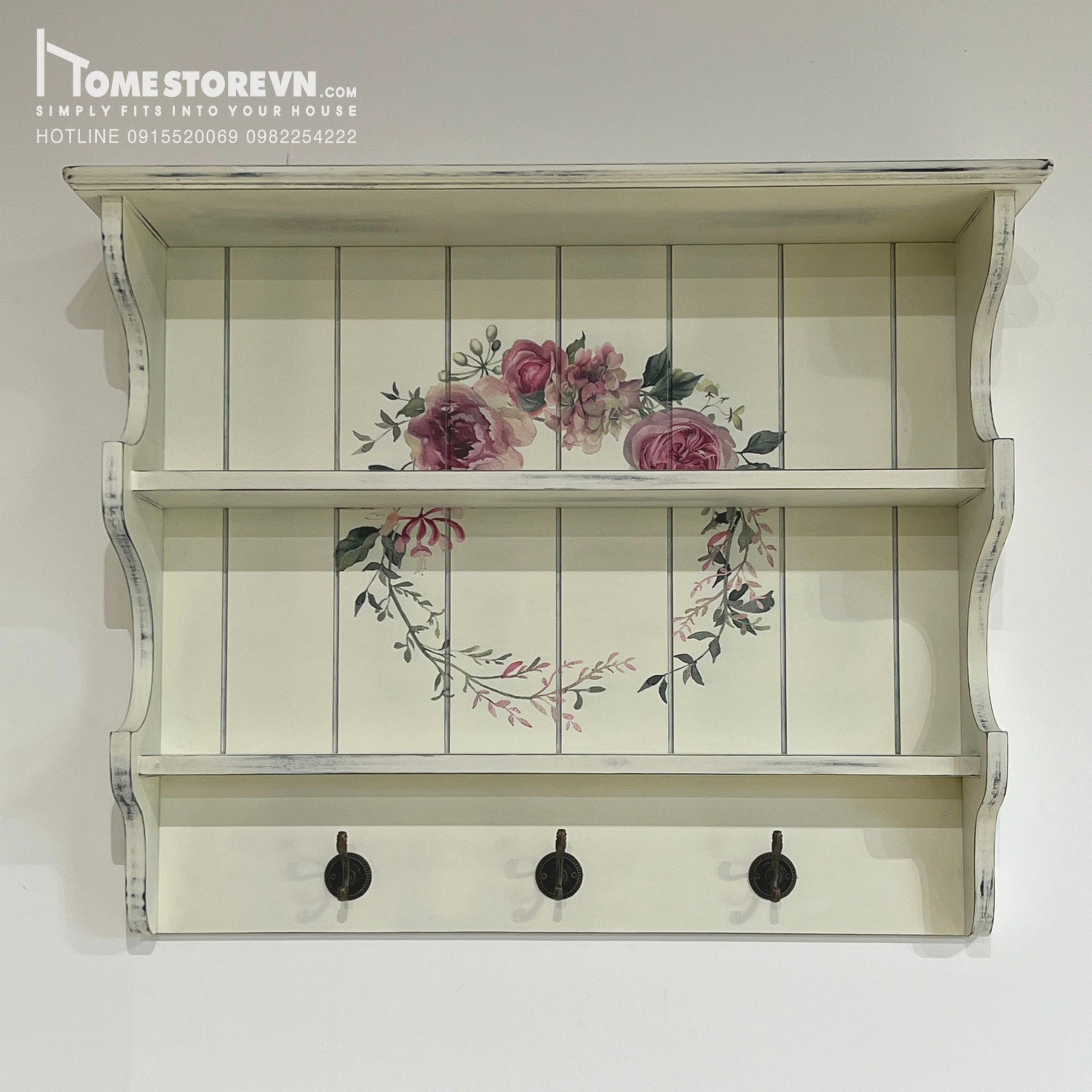 Giá treo trang trí 01  Dài 80cm x Cao 64cm x Sâu 21cm  - Vật liệu: Gỗ MDF  - Hoàn thiện giả cổ sơn màu trắng có họa tiết hoa lá, có móc treo đồng nhỏ hoàn thiện giả cổ và đợt để đồ