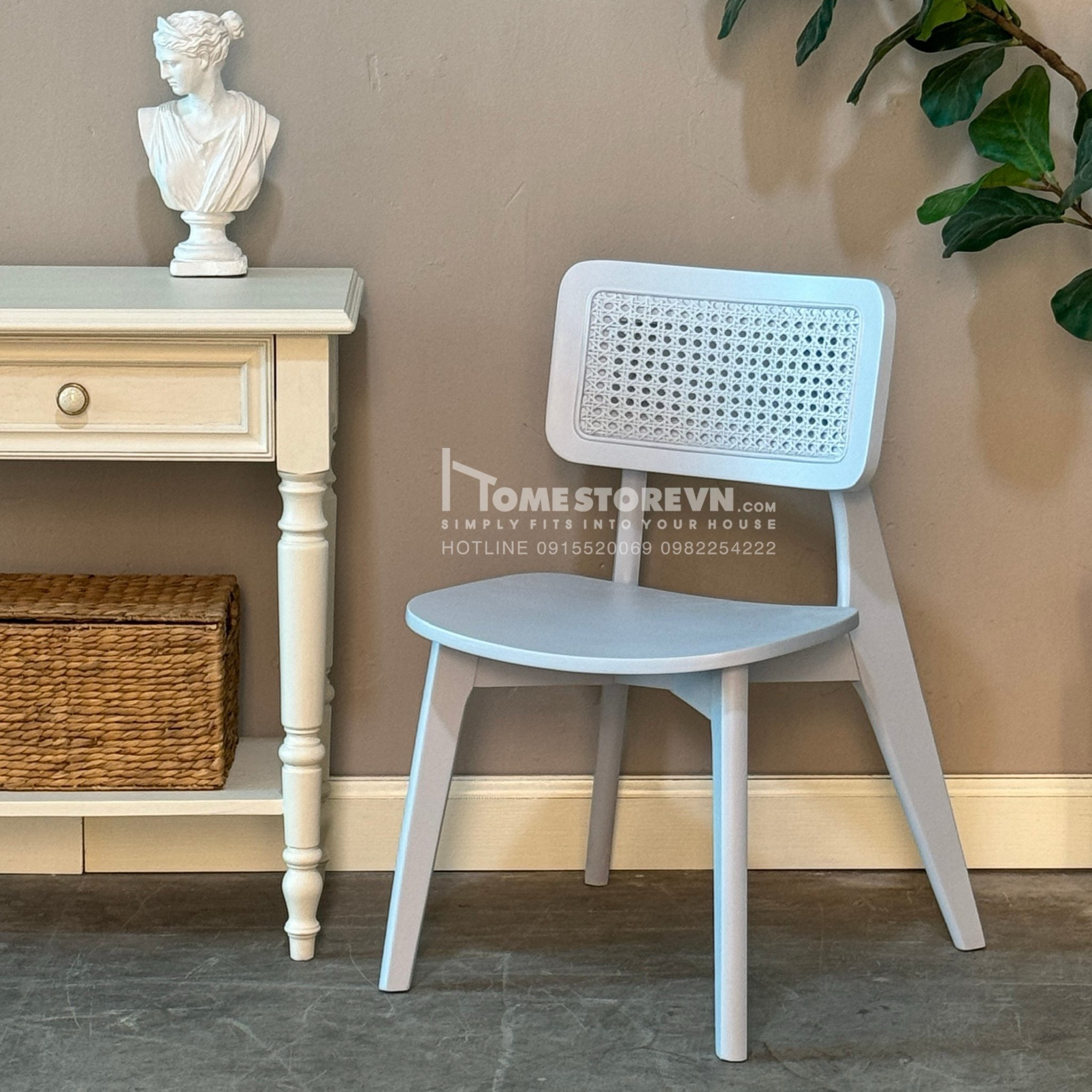 Ghế ăn lưng mây chân chéo mặt ghế rộng 47 (cm ) x sâu 47 (cm) x cao 81(cm) . - Từ mặt đất đến mặt ghế ngồi 42 (cm) - Khung gỗ tự nhiên. - Sơn mầu ghi.