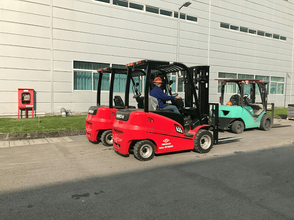 loi-the-khi-co-nhieu-xe-nang-hang