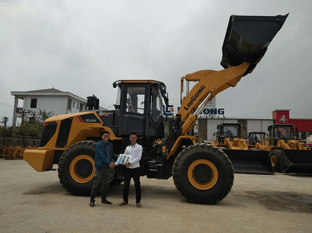 so-sanh-may-xuc-dao-may-xuc-lat