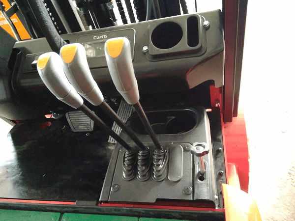 su-dung-dung-cach-xe-nang-dien