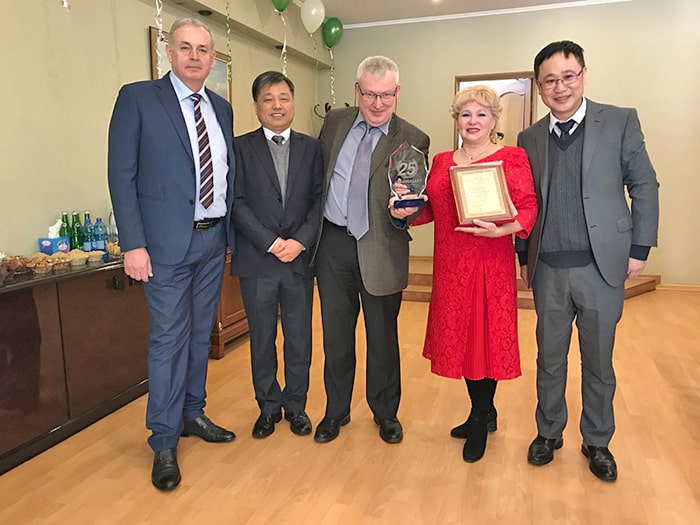 hang-xe-nang-hang-cha-phat-trien-dau-nhot