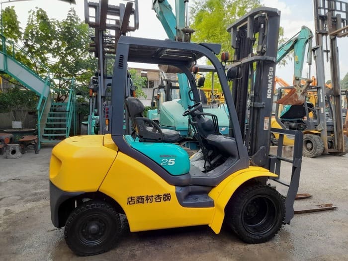 xe-nang-2.5-tan-cu-komatsu