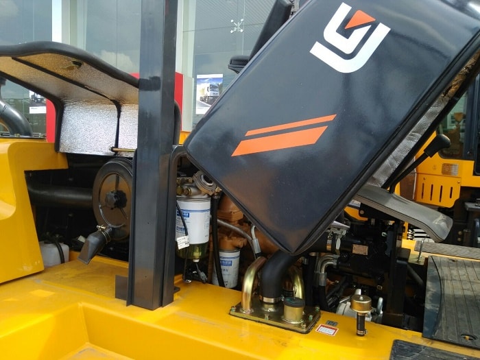 xe-nang-dau-5-tan-liugong-gia-re