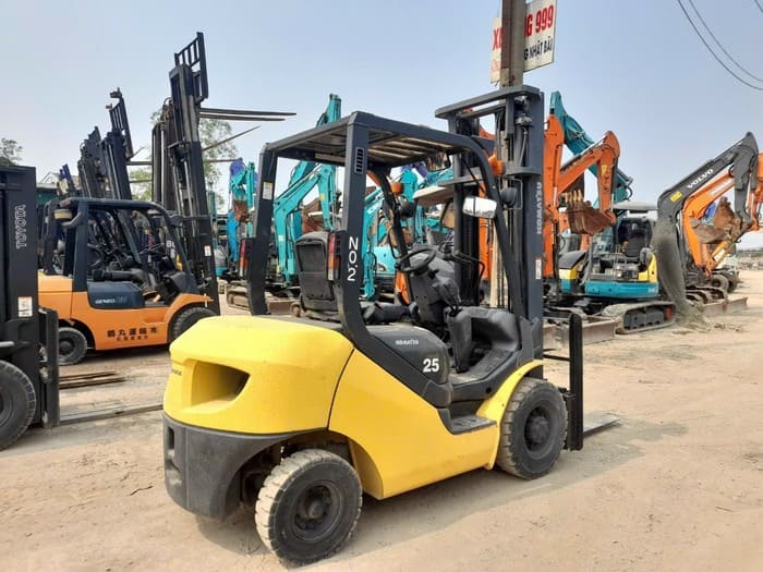xe-ang-cu-nhat-komatsu-tai-gia-lam
