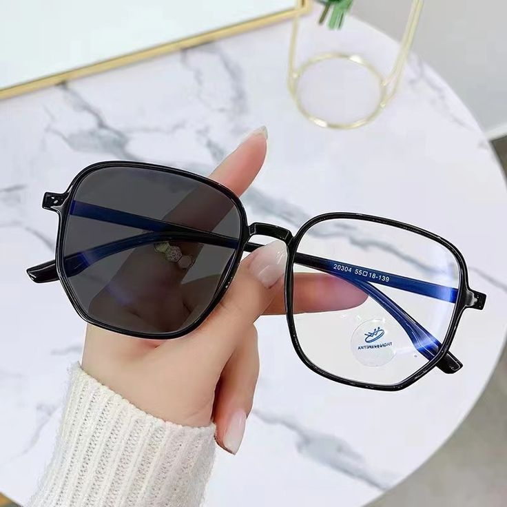 Mắt Kính Đổi Màu (Photochromic Glasses)