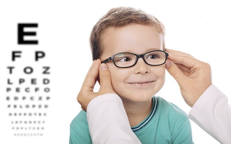 Đeo kính sai độ có thể làm gián đoạn quá trình phát triển thị lực của trẻ