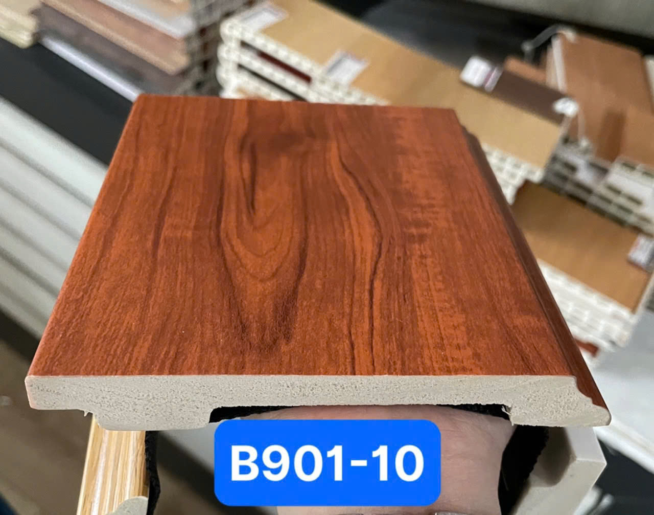 Len tường nhựa B901-10 cao 120 vân gỗ màu nâu đỏ