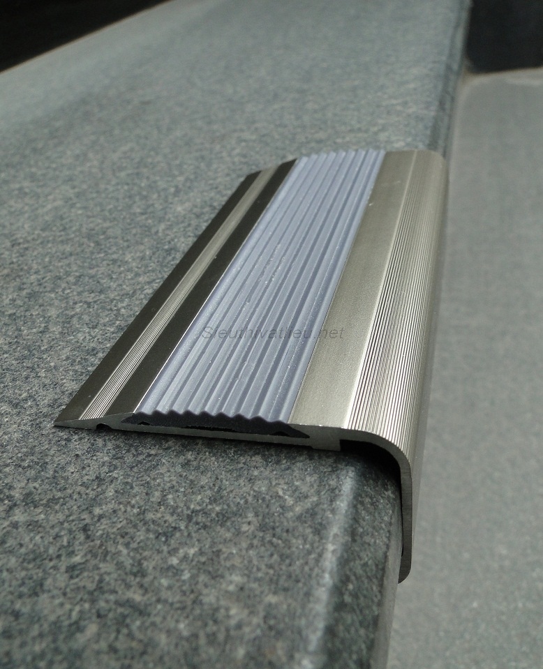 Nẹp nhôm chống trượt mũi bậc cầu thang L55x30