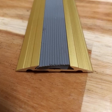 Nẹp nhôm chống trượt bậc cầu thang màu vàng