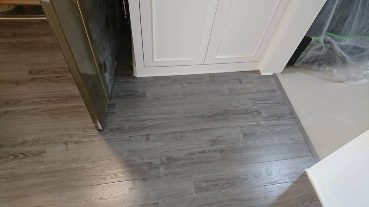 Sàn gỗ Malaysia Inovar FE328 12mm bề mặt vân chìm