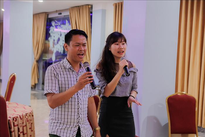 Cùng nhau thể hiện các bài hát trữ tình, lãng mạn