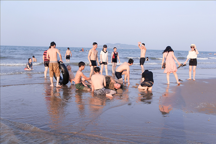 Cùng nhau vui đùa dưới bãi biển