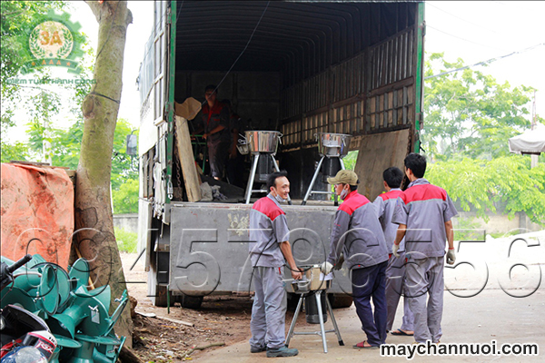 Nhân viên kĩ thuật khẩn trương đưa sản phẩm lên xe