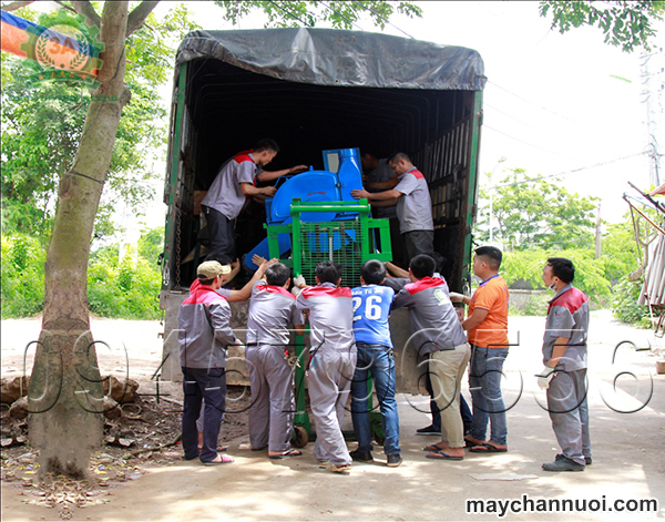 Mọi người cẩn thận chuyển từng mặt hàng lên xe