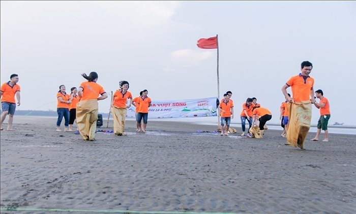 Hai đội chơi cùng nhau thi đấu