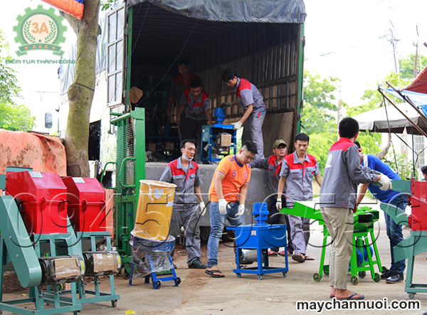 Các nhân viên cùng nhau vận chuyển máy