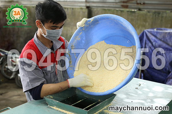 máy trộn thức ăn gia súc